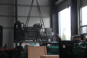 發(fā)往新疆的柴油發(fā)電機(jī)組近日裝車(chē)2