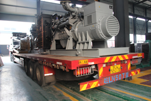 發(fā)往新疆的柴油發(fā)電機(jī)組近日裝車(chē)3